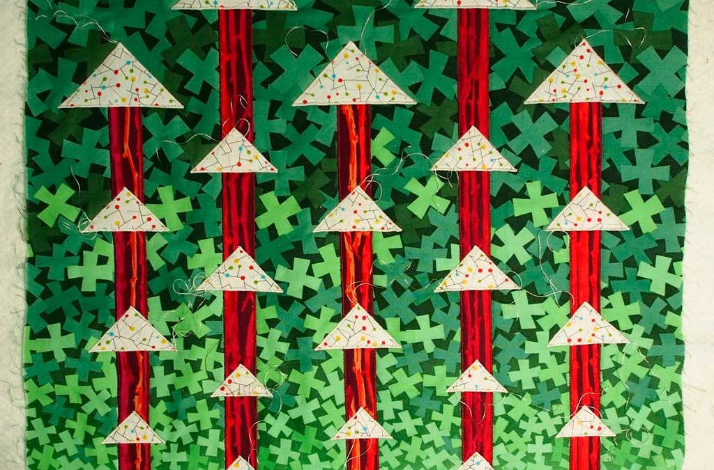 Cream triangles and red pillars on a green background